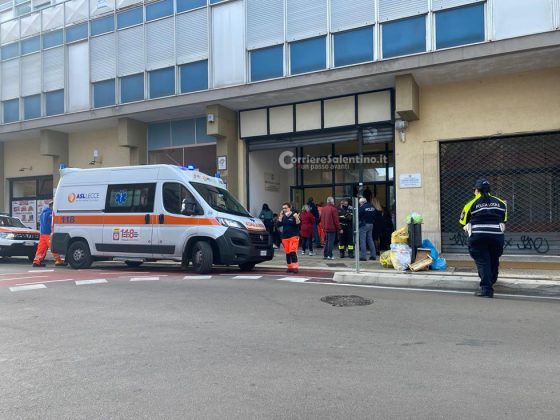 Panico a scuola, rogo d'auto divampa nel parcheggio e il fumo arriva nelle classi: liceo evacuato, nessun ferito - Corriere Salentino