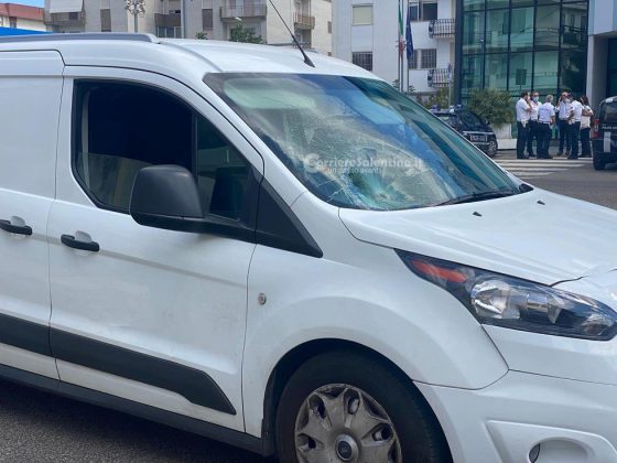 Travolto da un furgoncino davanti al comando, vigile urbano al Fazzi con "codice rosso": è grave - Corriere Salentino