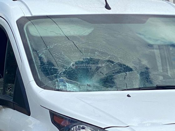 Travolto da un furgoncino davanti al comando, vigile urbano al Fazzi con "codice rosso": è grave - Corriere Salentino