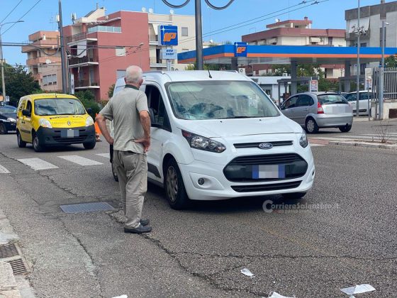 Travolto da un furgoncino davanti al comando, vigile urbano al Fazzi con "codice rosso": è grave - Corriere Salentino