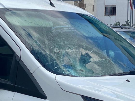 Travolto da un furgoncino davanti al comando, vigile urbano al Fazzi con "codice rosso": è grave - Corriere Salentino