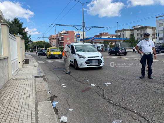 Travolto da un furgoncino davanti al comando, vigile urbano al Fazzi con "codice rosso": è grave - Corriere Salentino