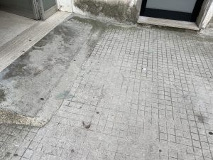 Sanità a pezzi: si rompe la finestra del vecchio consultorio e il vetro rischia di ferire i passanti - Corriere Salentino