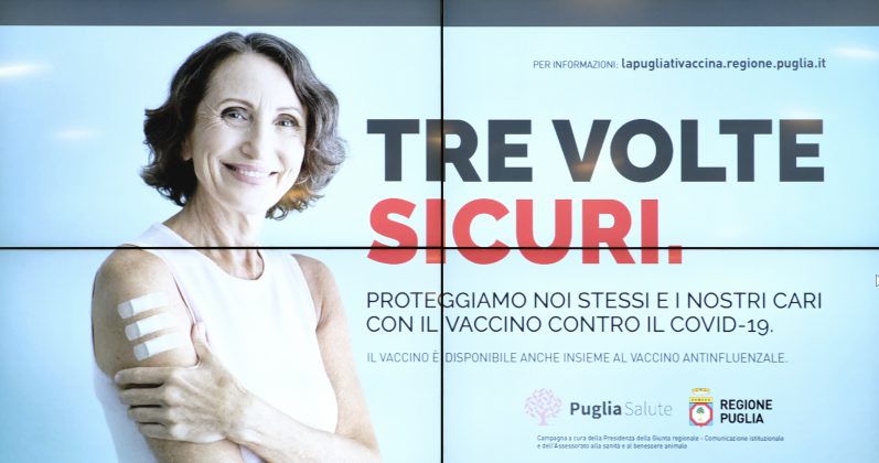 “Tre volte sicuri”, parte la campagna della Regione. Emiliano: “Molti positivi nelle scuole: subito terza dose”. Obiettivo 26mila dosi al giorno - Corriere Salentino
