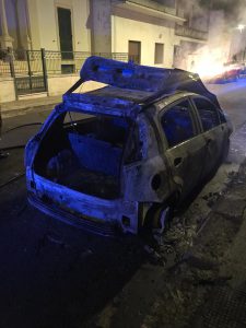 Getta benzina sull'auto e le dà fuoco, poi fugge in monopattino: caccia all'autore - Corriere Salentino