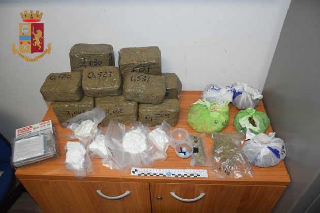 Fiumi di droga e di denaro in una casa "videosorvegliata" in campagna: blitz della polizia, tre arresti - Corriere Salentino