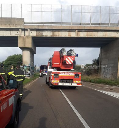 Piovono calcinacci dal ponte, chiusa momentaneamente la provinciale 350: vigili al lavoro per metterlo in sicurezza - Corriere Salentino