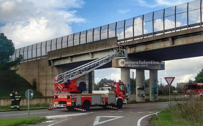 Piovono calcinacci dal ponte, chiusa momentaneamente la provinciale 350: vigili al lavoro per metterlo in sicurezza - Corriere Salentino