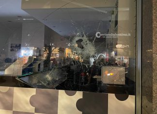 Colpi di mazza contro la vetrata del bar, misterioso danneggiamento nel pieno centro di Lecce