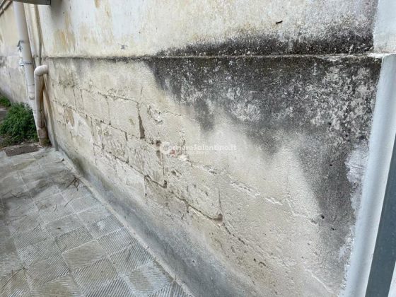 Sanità a pezzi: si rompe la finestra del vecchio consultorio e il vetro rischia di ferire i passanti - Corriere Salentino