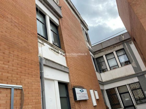 Sanità a pezzi: si rompe la finestra del vecchio consultorio e il vetro rischia di ferire i passanti - Corriere Salentino