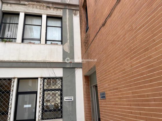 Sanità a pezzi: si rompe la finestra del vecchio consultorio e il vetro rischia di ferire i passanti - Corriere Salentino