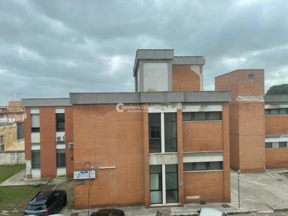 Sanità a pezzi: si rompe la finestra del vecchio consultorio e il vetro rischia di ferire i passanti - Corriere Salentino