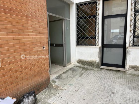 Sanità a pezzi: si rompe la finestra del vecchio consultorio e il vetro rischia di ferire i passanti - Corriere Salentino