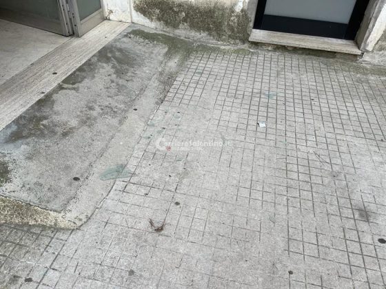 Sanità a pezzi: si rompe la finestra del vecchio consultorio e il vetro rischia di ferire i passanti - Corriere Salentino