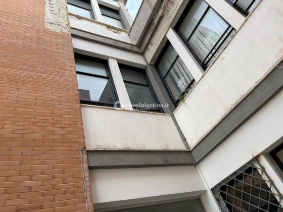 Sanità a pezzi: si rompe la finestra del vecchio consultorio e il vetro rischia di ferire i passanti - Corriere Salentino