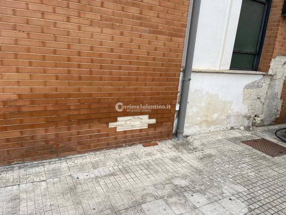 Sanità a pezzi: si rompe la finestra del vecchio consultorio e il vetro rischia di ferire i passanti - Corriere Salentino