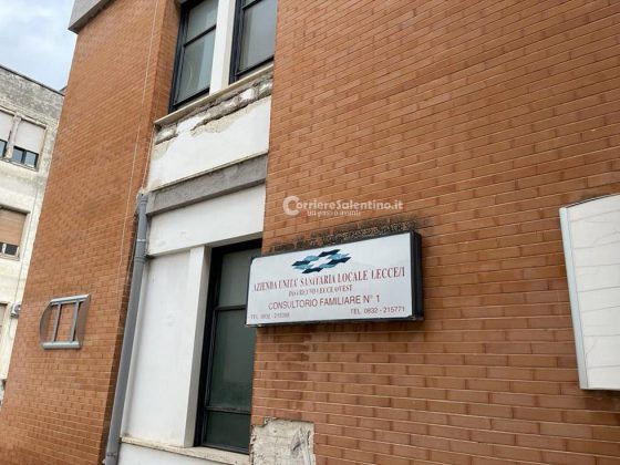 Sanità a pezzi: si rompe la finestra del vecchio consultorio e il vetro rischia di ferire i passanti - Corriere Salentino
