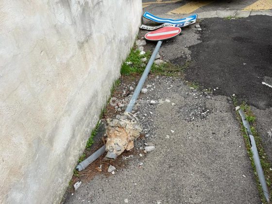 Sanità a pezzi: si rompe la finestra del vecchio consultorio e il vetro rischia di ferire i passanti - Corriere Salentino