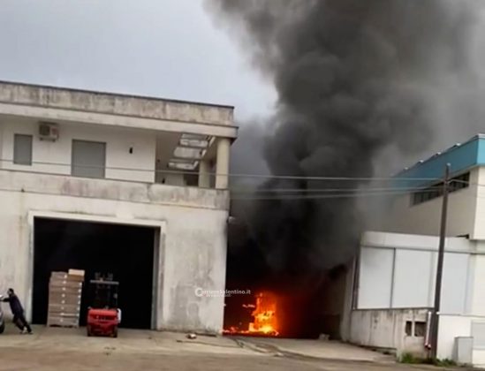 Paura nel basso Salento, furgone prende fuoco in un'azienda: fumo e fiamme, ma nessun ferito - Corriere Salentino