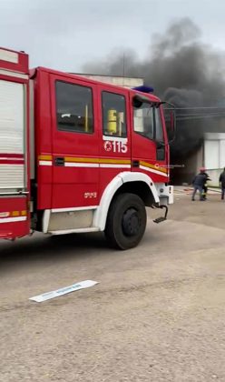 Paura nel basso Salento, furgone prende fuoco in un'azienda: fumo e fiamme, ma nessun ferito - Corriere Salentino