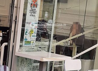 Sfondano la vetrata del bar e rubano i soldi dal registratore di cassa: furto in pieno centro a Lecce