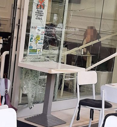 Sfondano la vetrata del bar e rubano i soldi dal registratore di cassa: furto in pieno centro a Lecce - Corriere Salentino