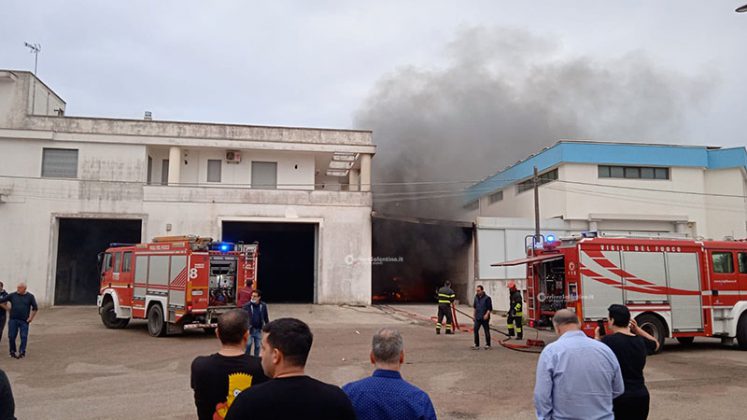 Paura nel basso Salento, furgone prende fuoco in un'azienda: fumo e fiamme, ma nessun ferito - Corriere Salentino