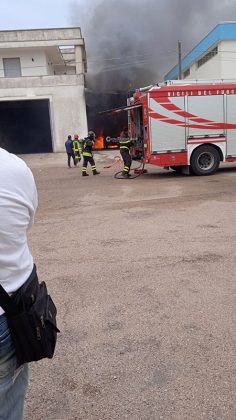 Paura nel basso Salento, furgone prende fuoco in un'azienda: fumo e fiamme, ma nessun ferito - Corriere Salentino