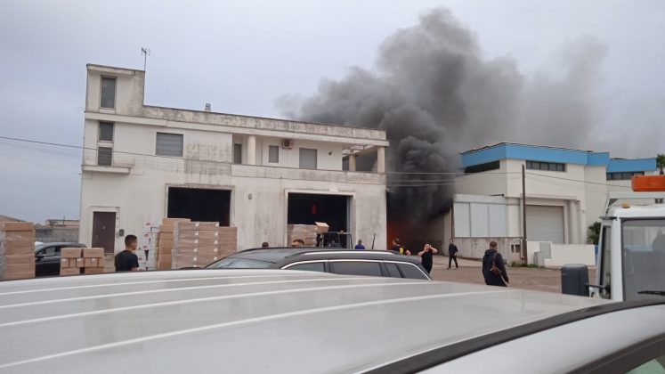 Paura nel basso Salento, furgone prende fuoco in un'azienda: fumo e fiamme, ma nessun ferito - Corriere Salentino