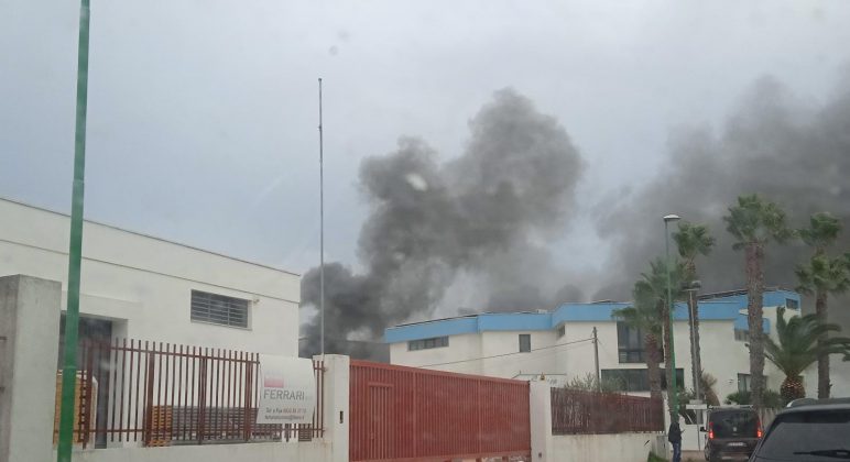 Paura nel basso Salento, furgone prende fuoco in un'azienda: fumo e fiamme, ma nessun ferito - Corriere Salentino