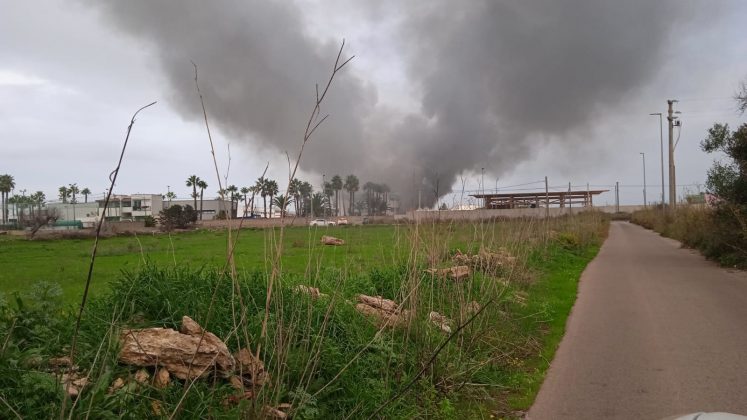 Paura nel basso Salento, furgone prende fuoco in un'azienda: fumo e fiamme, ma nessun ferito - Corriere Salentino