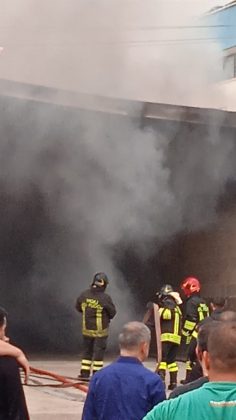Paura nel basso Salento, furgone prende fuoco in un'azienda: fumo e fiamme, ma nessun ferito - Corriere Salentino