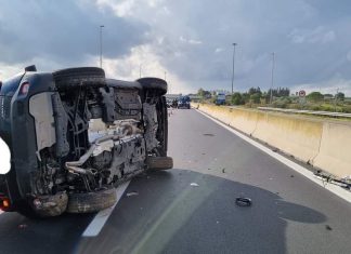 Schianto in tangenziale: un’auto si ribalta sulla fiancata, l’altra termina contro guardrail. Un ferito