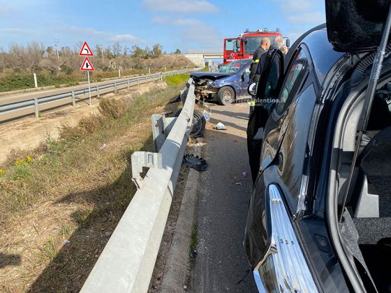 Violento impatto tra auto sulla statale, una si schianta contro il guardrail: ferito in codice rosso - Corriere Salentino