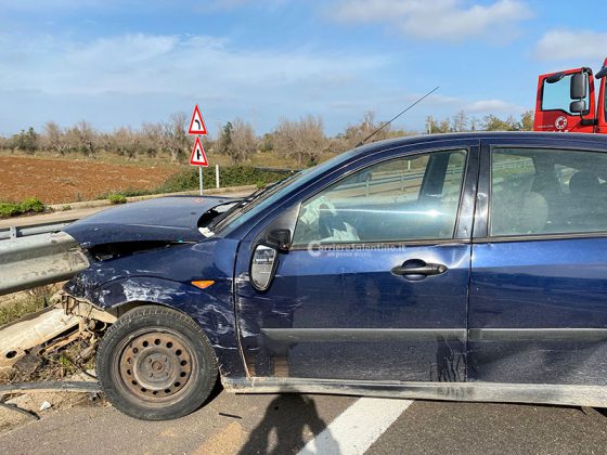 Violento impatto tra auto sulla statale, una si schianta contro il guardrail: ferito in codice rosso - Corriere Salentino