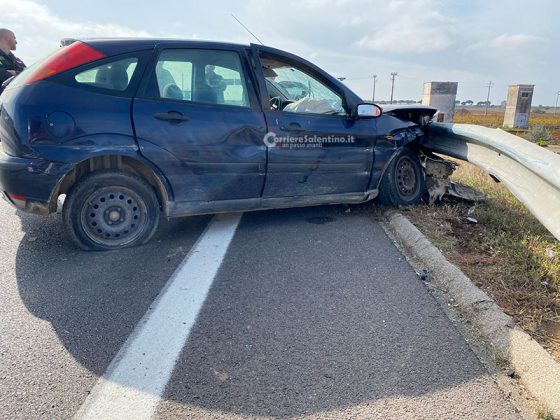 Violento impatto tra auto sulla statale, una si schianta contro il guardrail: ferito in codice rosso - Corriere Salentino