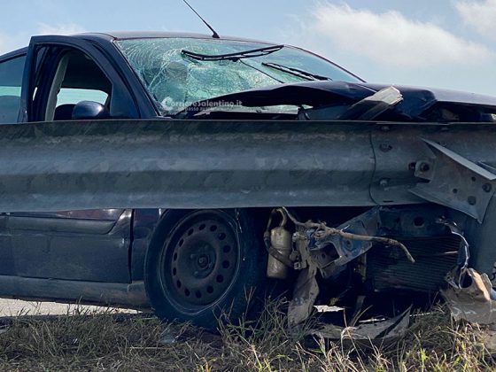 Violento impatto tra auto sulla statale, una si schianta contro il guardrail: ferito in codice rosso - Corriere Salentino