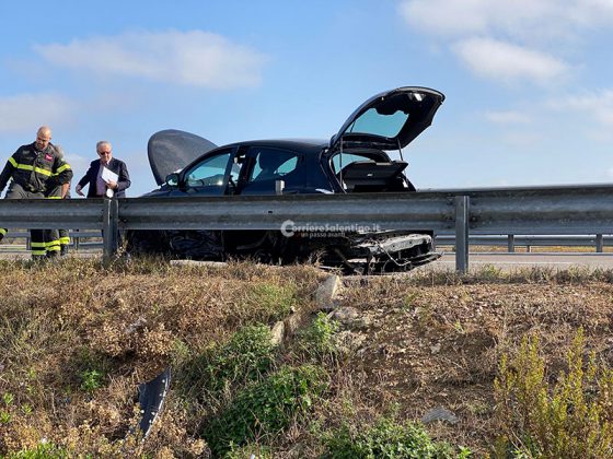 Violento impatto tra auto sulla statale, una si schianta contro il guardrail: ferito in codice rosso - Corriere Salentino