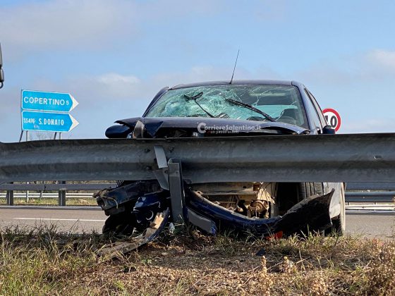 Violento impatto tra auto sulla statale, una si schianta contro il guardrail: ferito in codice rosso - Corriere Salentino