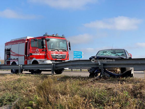 Violento impatto tra auto sulla statale, una si schianta contro il guardrail: ferito in codice rosso - Corriere Salentino