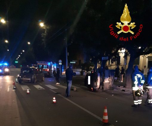 Scontro sul viale, auto si ribalta: un ferito al Fazzi con "codice rosso". Altro incidente in tangenziale - Corriere Salentino