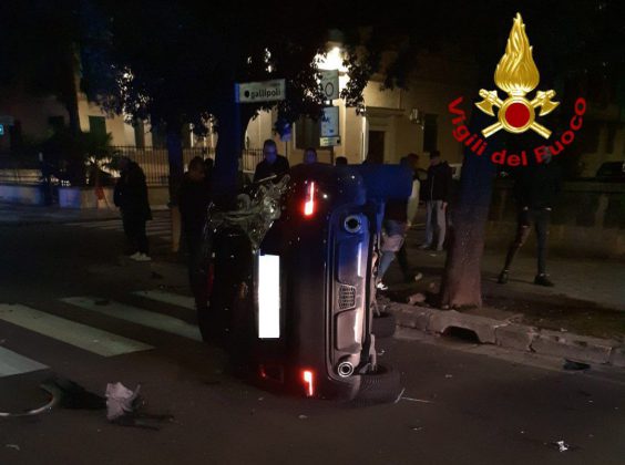 Scontro sul viale, auto si ribalta: un ferito al Fazzi con "codice rosso". Altro incidente in tangenziale - Corriere Salentino