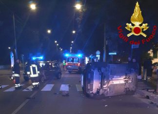 Scontro sul viale, auto si ribalta: un ferito al Fazzi con “codice rosso”. Altro incidente in tangenziale