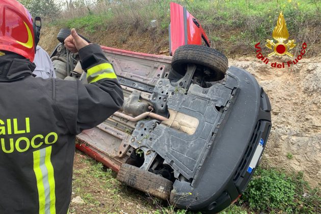 Fuori strada con il furgoncino, si ribalta nel terrapieno e resta incastrato: salvato dai vigili del fuoco - Corriere Salentino