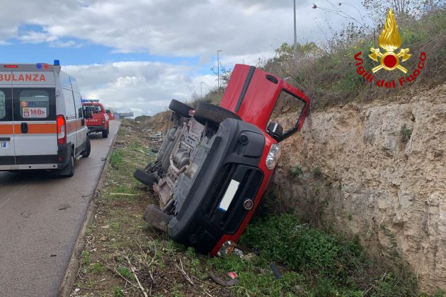 Fuori strada con il furgoncino, si ribalta nel terrapieno e resta incastrato: salvato dai vigili del fuoco - Corriere Salentino