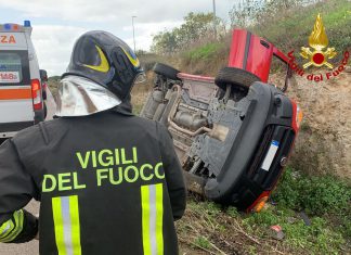 Fuori strada con il furgoncino, si ribalta nel terrapieno e resta incastrato: salvato dai vigili del fuoco
