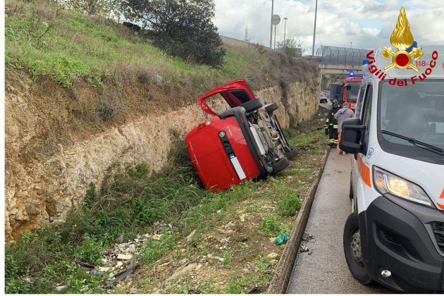 Fuori strada con il furgoncino, si ribalta nel terrapieno e resta incastrato: salvato dai vigili del fuoco - Corriere Salentino