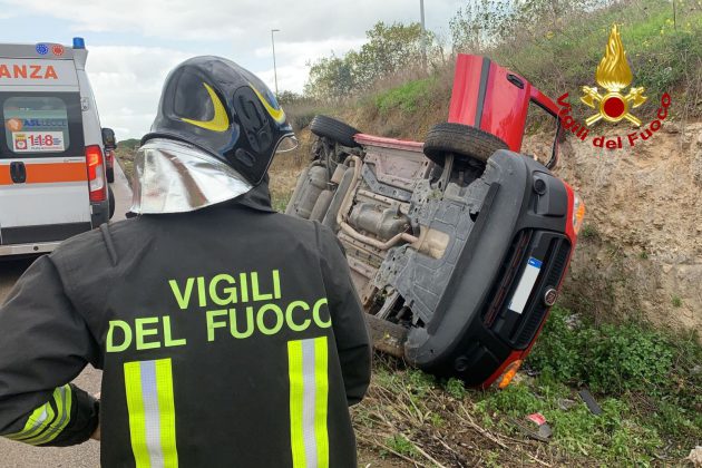 Fuori strada con il furgoncino, si ribalta nel terrapieno e resta incastrato: salvato dai vigili del fuoco - Corriere Salentino