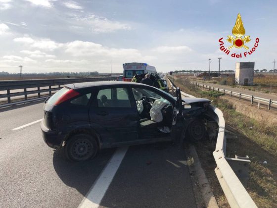 Violento impatto tra auto sulla statale, una si schianta contro il guardrail: ferito in codice rosso - Corriere Salentino